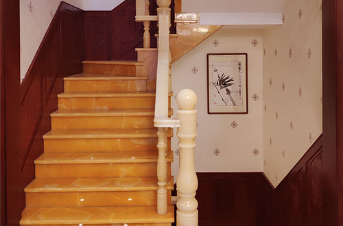 宁武中式别墅室内汉白玉石楼梯的定制安装装饰效果